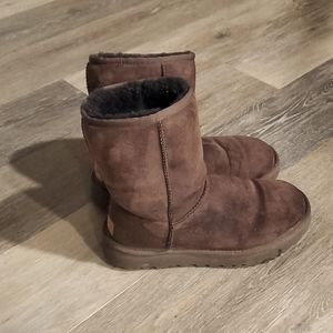 Ugg short boot Classic size 7 in brown
